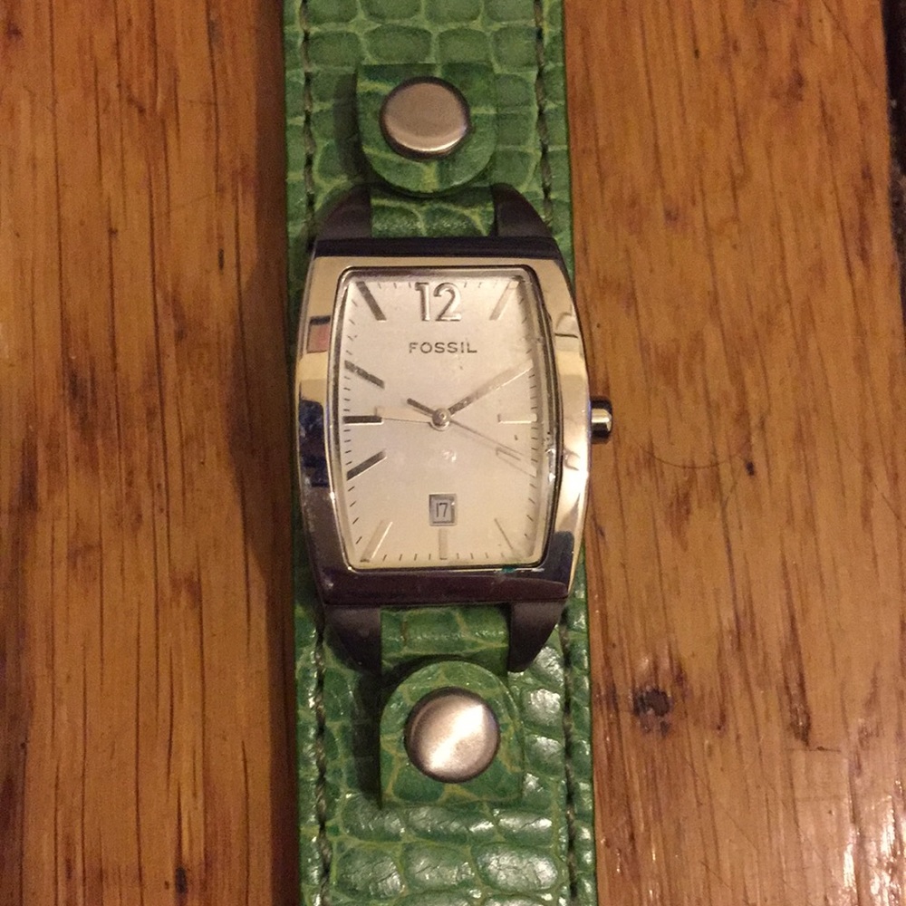 🕐 Fossil Watch - green embossed leather